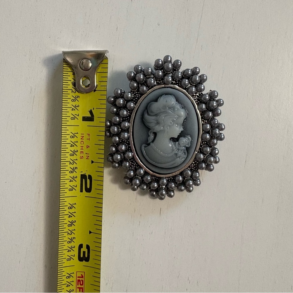 Vintage-Inspired Victorian Grey Faux Pearl Cameo Brooch - Picture 5 of 6